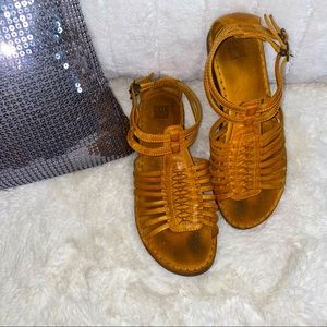 Frye kayla huaraches size 7 Tan